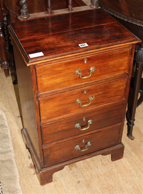 Small mahogany 4 drawer chest(-)